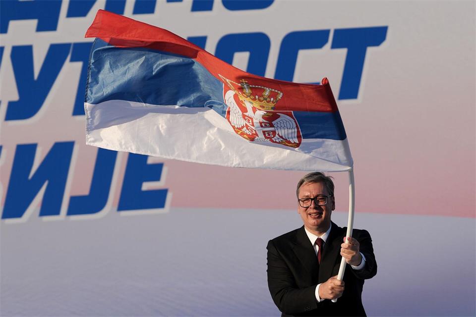 Der Populist Vucic liebäugelt mit Russland und China, dient sich aber auch westlichen Wirtschaftsinteressen an. (Archivbild) Darko Vojinovic/AP/dpa