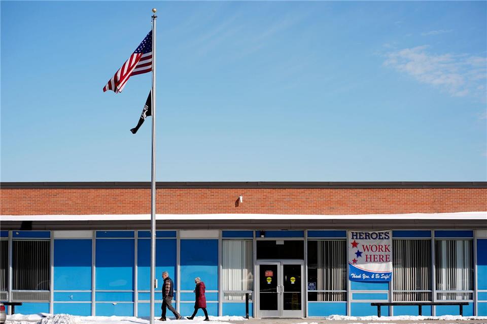 Der Postdienstleister USPS soll nach dem Willen Trumps eine Kontrollfunktion bei Briefwahlen übernehmen. (Archivbild)Charlie Riedel/AP/dpa