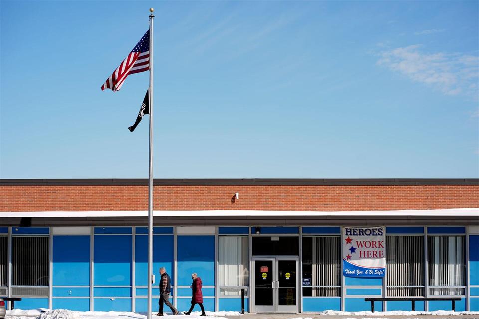 Der Postdienstleister USPS soll nach dem Willen Trumps eine Kontrollfunktion bei Briefwahlen übernehmen. (Archivbild)Charlie Riedel/AP/dpa
