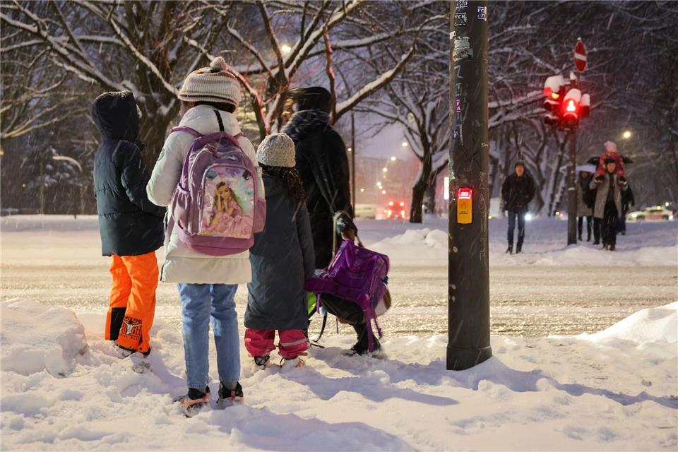 Der Präsenzunterricht an Hamburgs Schulen wird nach Behördenangaben trotz der Glatteiswarnung des Deutschen Wetterdiensts fortgesetzt. (Archivbild) Christian Charisius/dpa