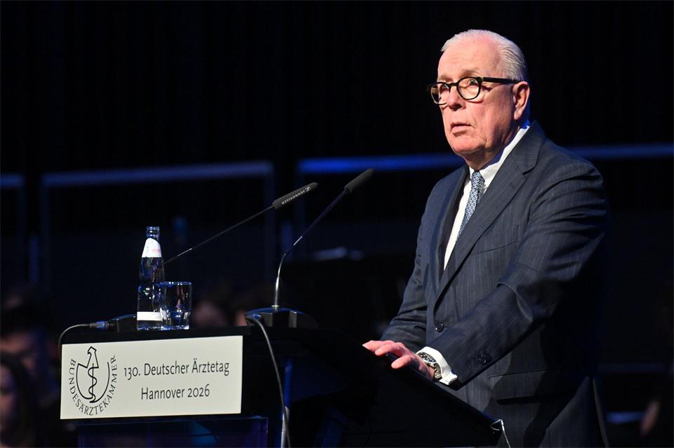 Der Präsident der Bundesärztekammer möchte, dass Patienten bei Beschwerden zuerst zum Hausarzt gehen. (Archivbild)Julian Stratenschulte/dpa