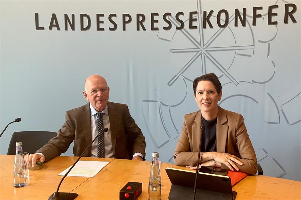 Der Präsident der Landwirtschaftskammer Nordrhein-Westfalen, Karl Werring, und Nordrhein-Westfalens Landwirtschaftsministerin Silke Gorißen (CDU), stellen in der Landespressekonferenz die vorläufigen Ernteergebnisse vor.Volker Danisch, dpa