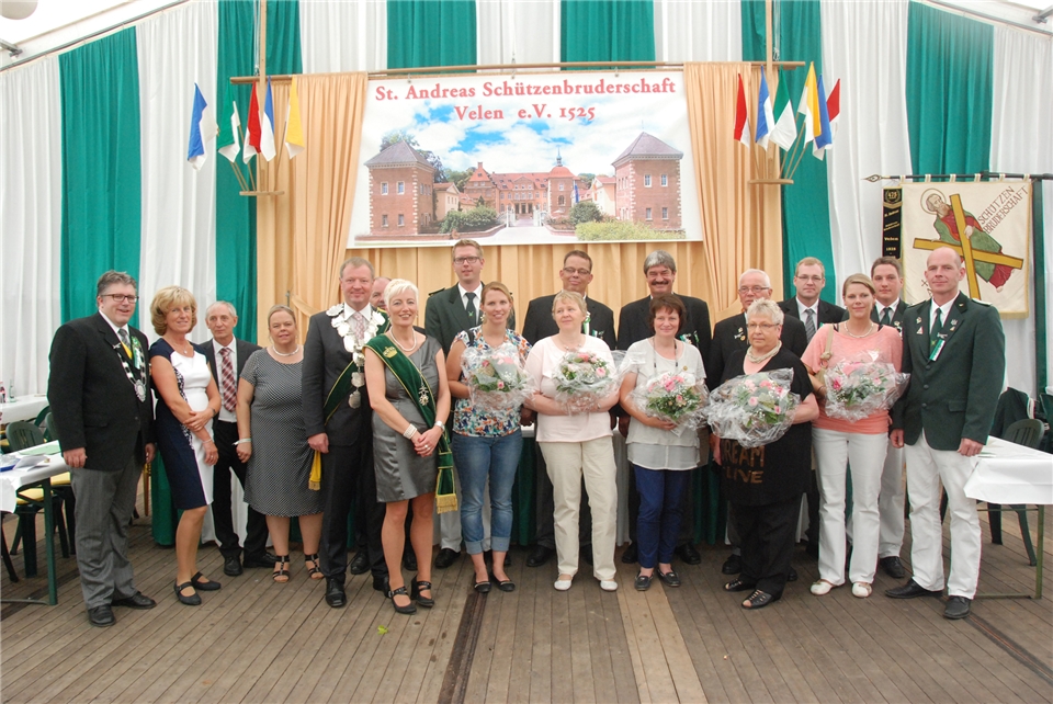 Der Präsident der Schützenbruderschaft Velen, Dirk Pollman (links), die amtierende Throngemeinschaft von König Helmut Essink (5. von links) und Königin Ute Schmidt (6. von links) sowie die geehrten und beförderten Schützenbrüder mit ihren F