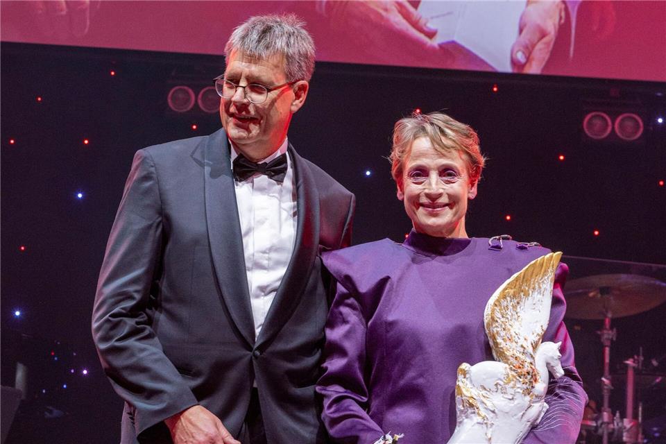 Der Präsident des Deutschen Olympischen Sportbundes, Thomas Weikert, überreichte Dressurreiterin Isabell Werth den Preis für die „Legende des Sports“.Helmut Fricke/dpa