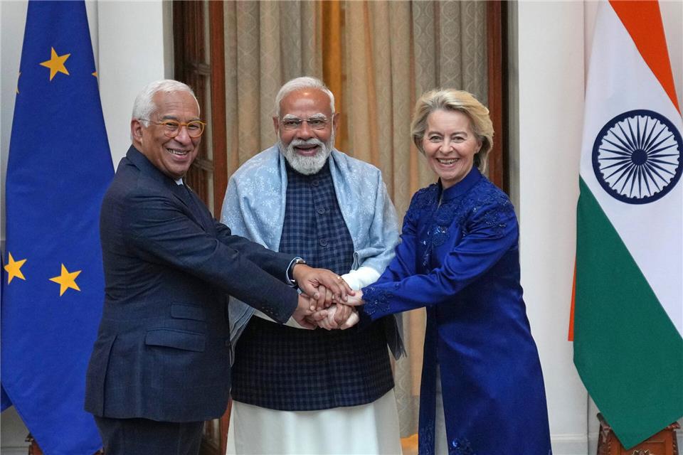 Der Präsident des Europäischen Rates Antonio Costa, Indiens Ministerpräsident Narendra Modi und die Präsidentin der Europäischen Kommission Ursula von der Leyen unterzeichneten im Januar ein Freihandelsabkommen zwischen der EU und dem bevölkerungsreichsten Land der Erde.
