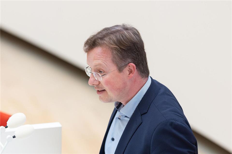 Der Präsident des Landesrechnungshofs Brandenburg, Harald Kümmel, fordert das Land auf, künftig weniger Schulden zu machen. (Archivbild)Hannes P. Albert/dpa