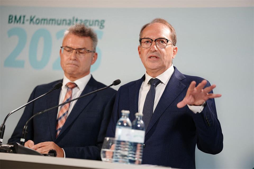 Der Präsident des Landkreistags, Achim Brötel (links), drängt den Bund zum Handeln beim Schutz der Bevölkerung im Kriegs- oder Katastrophenfall.Kay Nietfeld/dpa