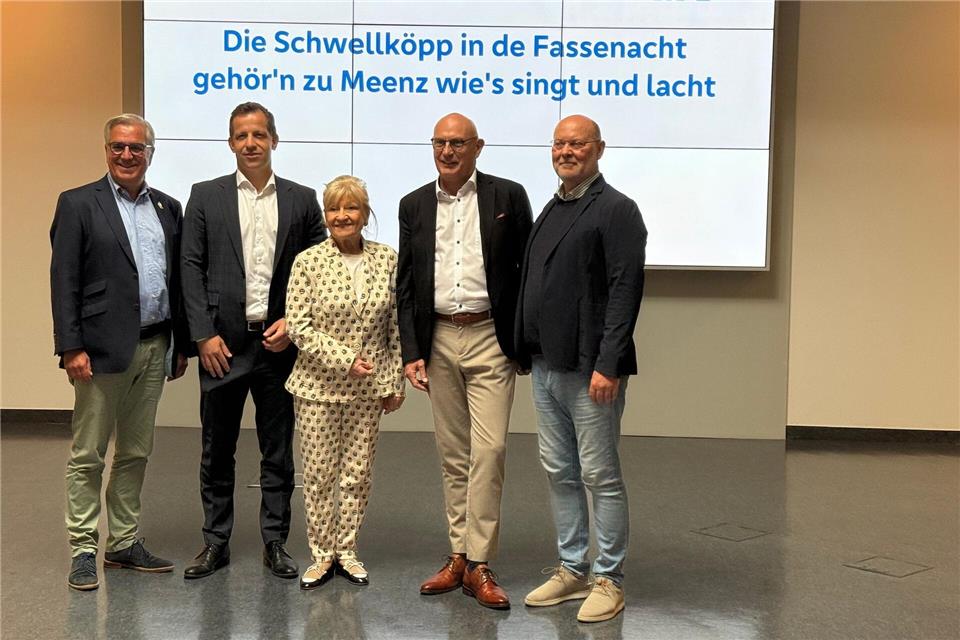 Der Präsident des Mainzer Carneval-Vereins (MCV, l-r), Hannsgeorg Schönig, der Mainzer Oberbürgermeister Nino Haase, die Sängerin und Mainzer Ehrenbürgerin Margit Sponheimer, Uwe Abel von der Volksbank Darmstadt Mainz sowie MCV-Pressesprecher Michael Bonewitz stehen vor dem Motto für die Mainzer Fastnachts-Kampagne.Bernd Glebe/dpa