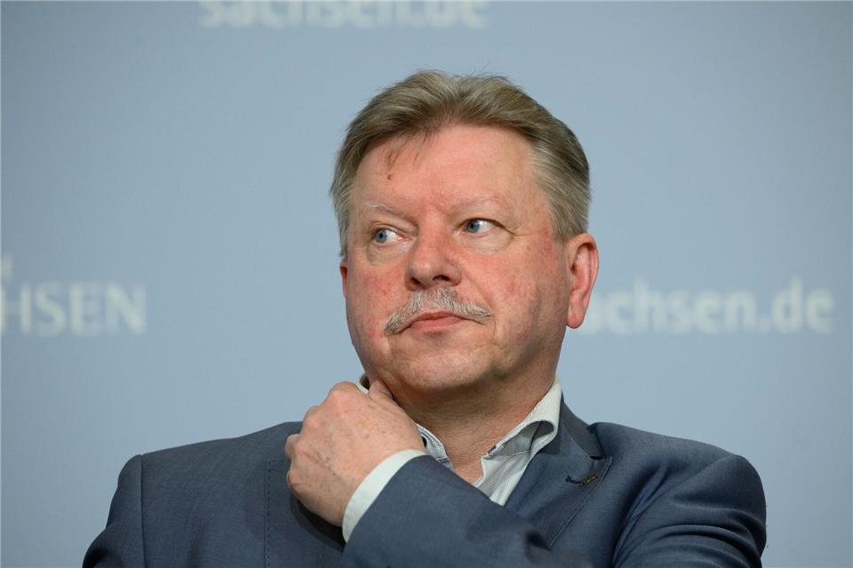 Der Präsident des Sächsischen Städte- und Gemeindetages Bert Wendsche: „Wir wollen, dass die Investitionen in die Infrastruktur überall sichtbar werden und das Programm in Sachsen zur Erfolgsgeschichte wird.“ (Archivbild)Robert Michael/dpa