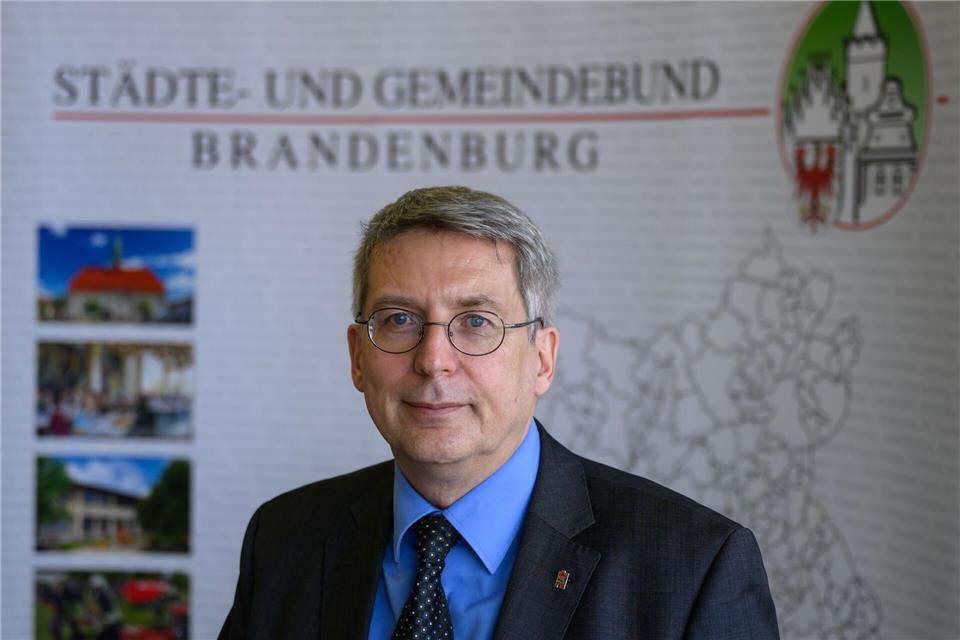 Der Präsident des Städte- und Gemeindebundes Brandenburg, OIiver Hermann, befürchtet, dass sich die schwierige Finanzlage Kommunen noch weiter verschärft. (Archivbild)Patrick Pleul/dpa