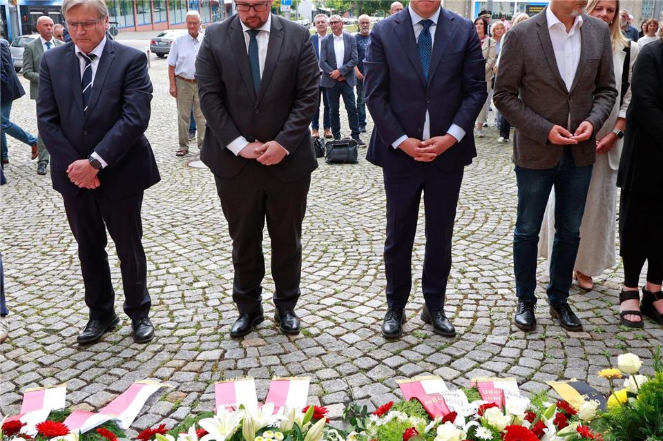 Der Präsident des Verfassungsgerichtshofs, Klaus von der Weiden, Landtagspräsident Thadäus König, Ministerpräsident Mario Voigt und Nordhausens Oberbürgermeister Kai Buchmann haben mit einer Kranzniederlegung der Opfer des 17. Juni 1953 gedacht. Matthias Bein/dpa