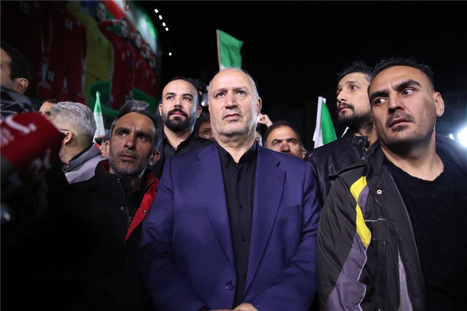 Der Präsident des iranischen Fußballverbandes (Mitte) hat es nicht zum FIFA-Kongress in Vancouver geschafft.Saeid Zareian/dpa