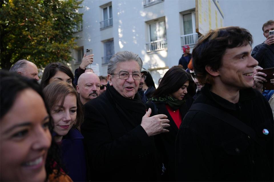 Der Präsidentschaftskandidat der Linken, Jean-Luc Mélenchon, mischte sich in Paris unter die Demonstranten. Aurelien Morissard/AP/dpa