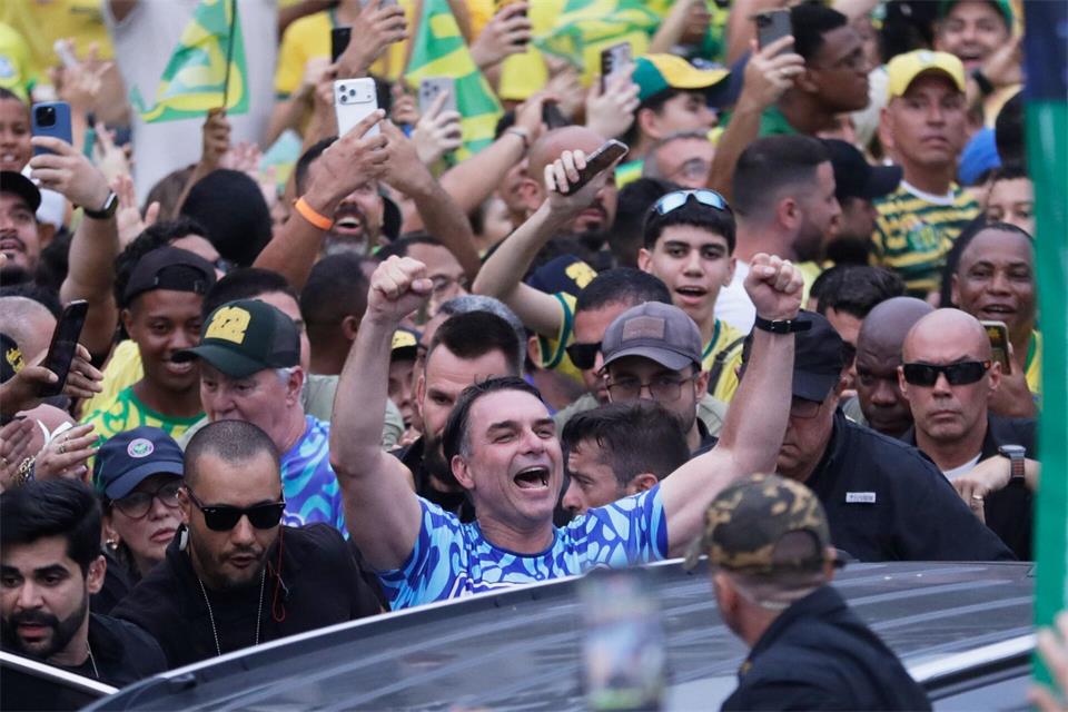 Der Präsidentschaftskandidat der Opposition, Senator Flavio Bolsonaro (M), verlässt nach seiner letzten Wahlkampfveranstaltung Rio de Janeiro einen Tag vor der Stichwahl um das Präsidentenamt den Veranstaltungsort.Bruna Prado/AP/dpa
