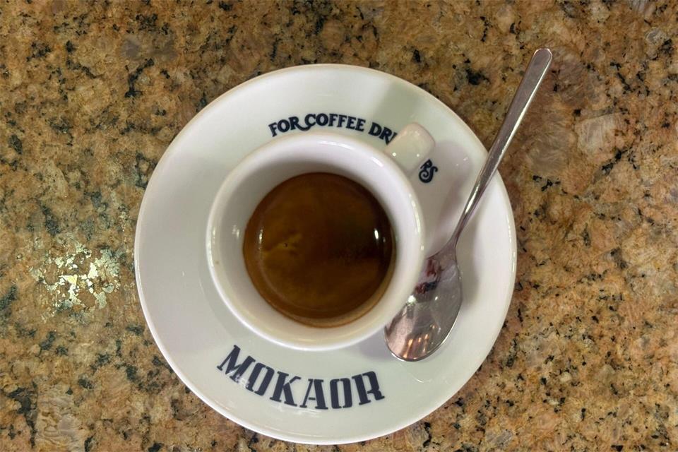 Der Preis für eine „tazzina di caffè“ ist hier seit einem Vierteljahrhundert unverändert.Christoph Sator/dpa