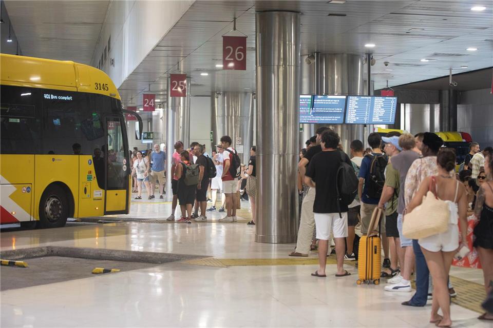 Der Preis für einen Fahrschein in Bus und U-Bahn in Palma wird teurer.Clara Margais/dpa