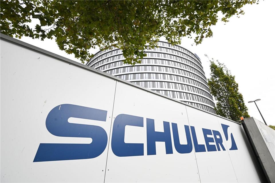 Der Pressenhersteller Schuler baut bundesweit insgesamt 474 Stellen ab und schließt den Standort Weingarten komplett.Bernd Wei�brod/dpa