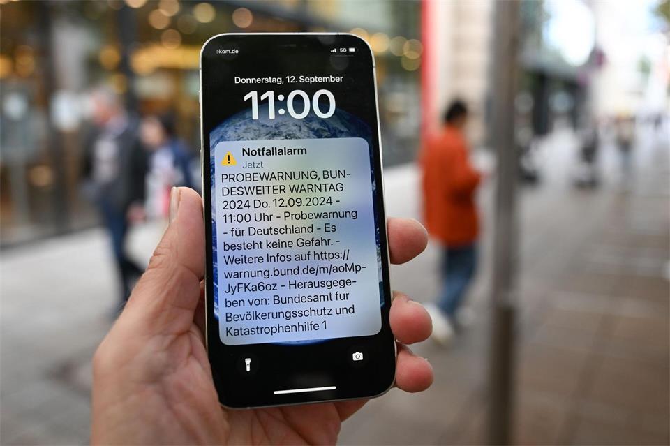 Der Probealarm sollte die meisten Handys auch dann erreichen, wenn keine Warnapps installiert sind. (Archivbild)Bernd Weißbrod/dpa
