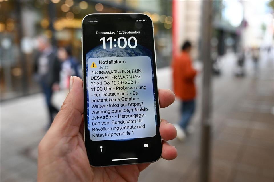Der Probealarm sollte die meisten Handys auch dann erreichen, wenn keine Warnapps installiert sind. (Archivbild)Bernd Weißbrod/dpa
