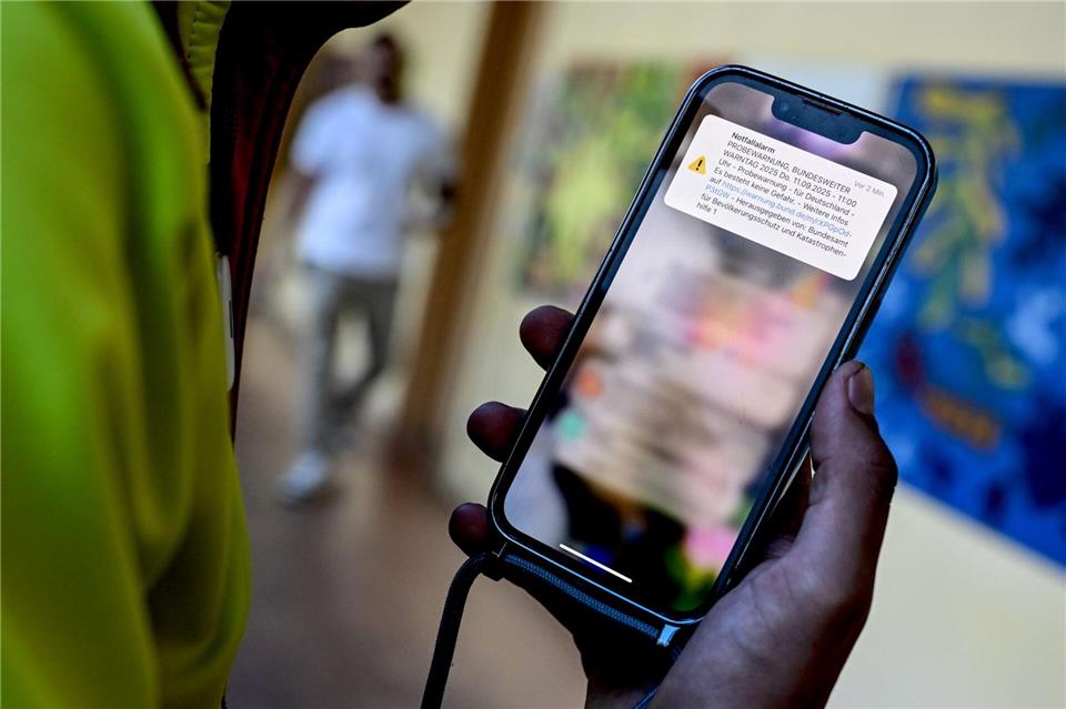 Der Probealarm wird unter anderem an Rundfunksender, digitale Anzeigetafeln und Warn-Apps weitergeleitet. (Symbolbild)Britta Pedersen/dpa