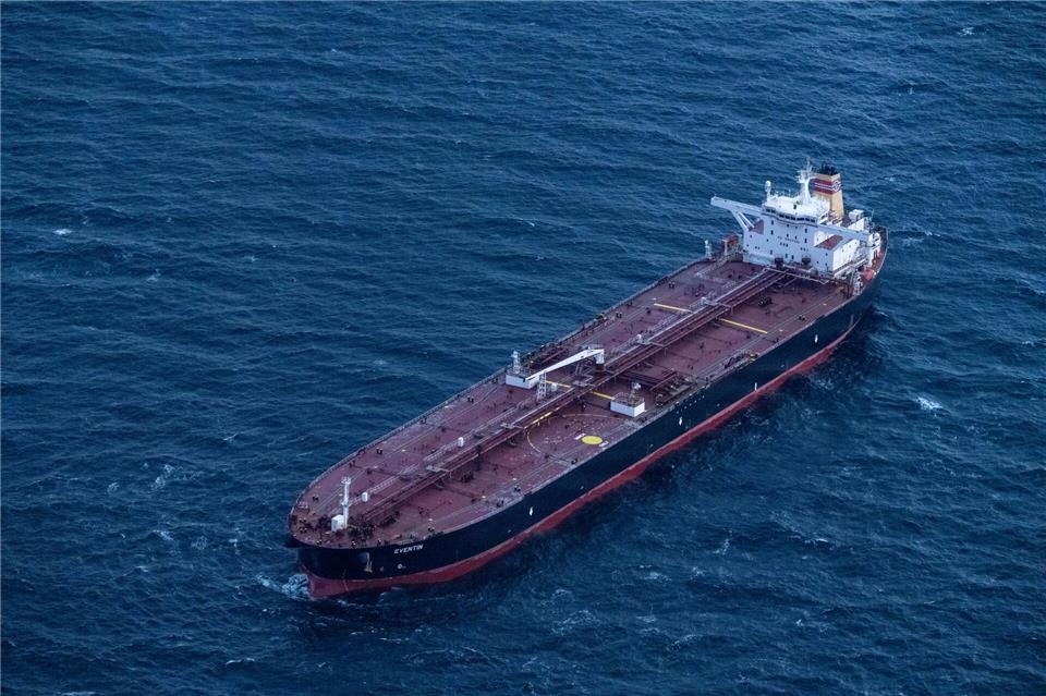 Der Problemtanker „Eventin“ liegt seit Monaten vor der Küste Rügens. (Archivbild)Stefan Sauer/dpa