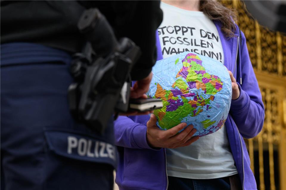 Der Protest gegen die Aufweichung von Klimaschutzzielen in Dresden geht weiter. Robert Michael/dpa