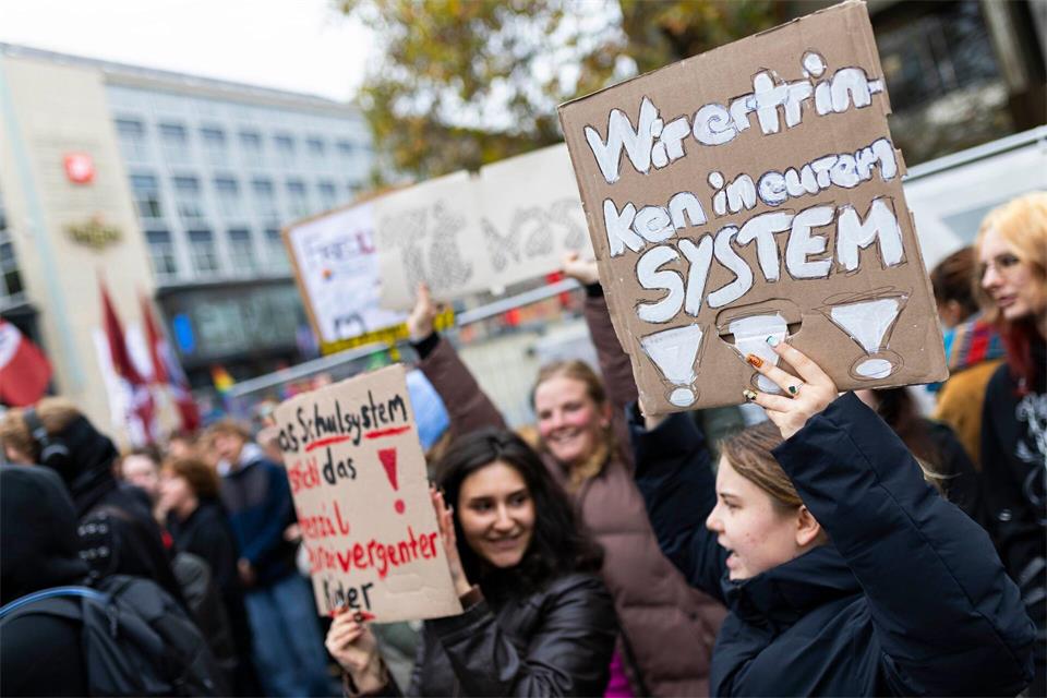 Der Protest richtet sich gegen Militarisierung und Sozialkürzung.Michael Matthey/dpa