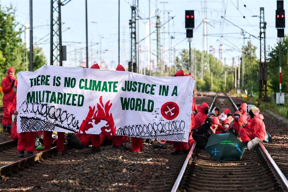 Der Protest richtet sich gegen das großangelegte Militärmanöver in Hamburg.Marcus Golejewski/dpa