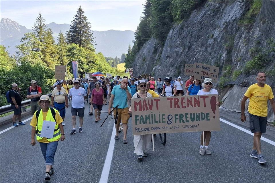 Der Protest richtet sich gegen ein geplantes Maßnahmen-Paket für den Fernpass, zu dem auch eine Maut gehört.Markus Stegmayr/APA/dpa