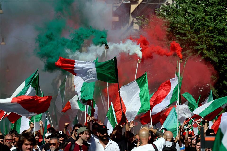 Der Protest steht dem Motto „Remigration und Rückeroberung“. Marco Iacobucci/SOPA Images via ZUMA Press Wire/dpa