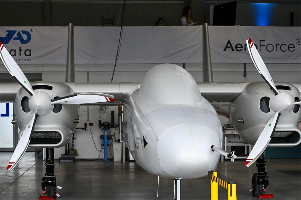 Der Prototyp einer Aufklärungsdrohne steht in einem Hangar in Strausberg.Jens Kalaene/dpa