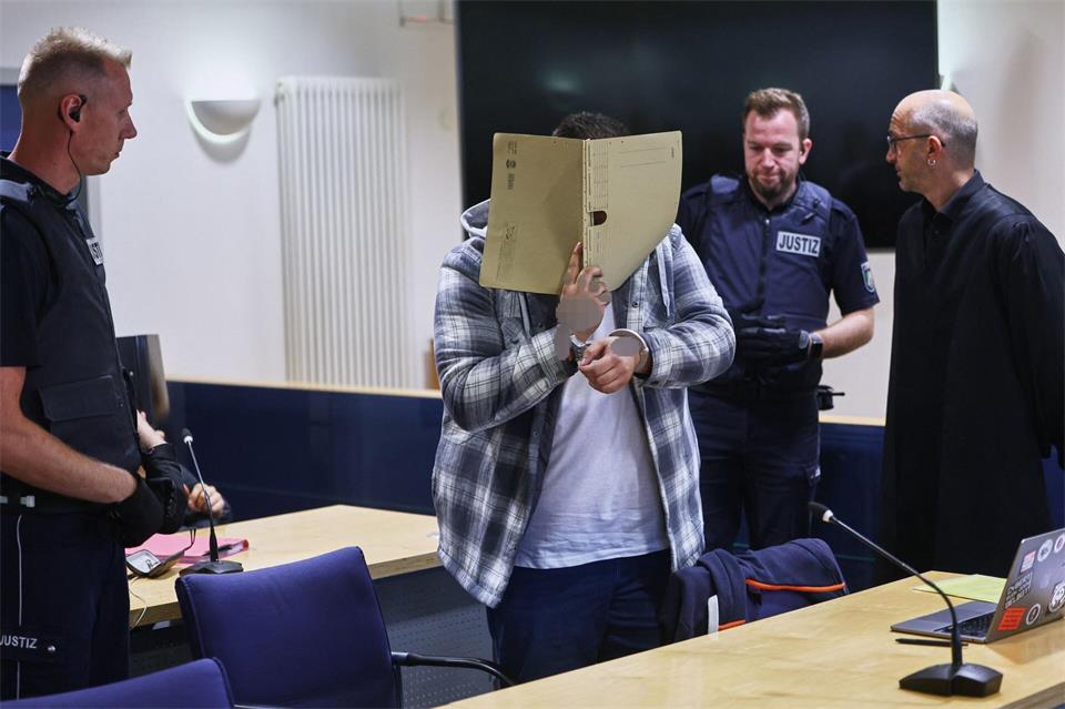 Der Prozess beginnt unerwartet. Oliver Berg/dpa