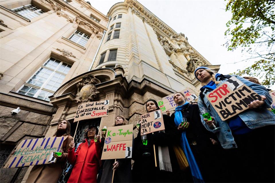 Der Prozess um eine Serie von Vergewaltigungen wird immer wieder von Kundgebungen für Solidarität mit den Betroffenen und gegen sexualisierte Gewalt begleitet. (Foto aktuell) Christoph Soeder/dpa