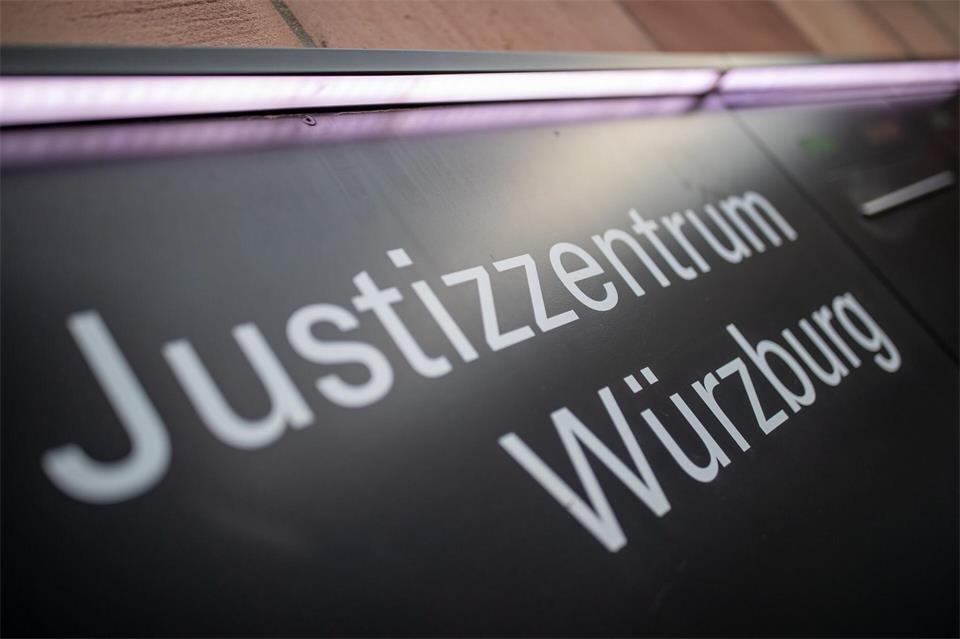 Der Prozess um eine tödliche Messerattacke vor einer Disco in Würzburg wird neu aufgerollt. (Archivbild)Daniel Karmann/dpa