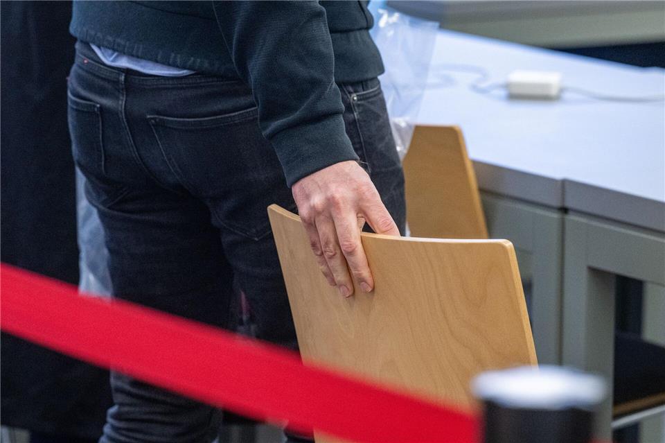 Der Prozess um eine vergiftete Champagner-Flasche in Weiden dauert länger als bisher vorgesehen. (Archivbild)Armin Weigel/dpa