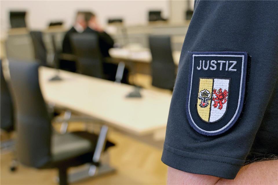 Der Prozessauftakt erfolgte mit strengen Sicherheitsvorkehrungen.Bernd Wüstneck/dpa