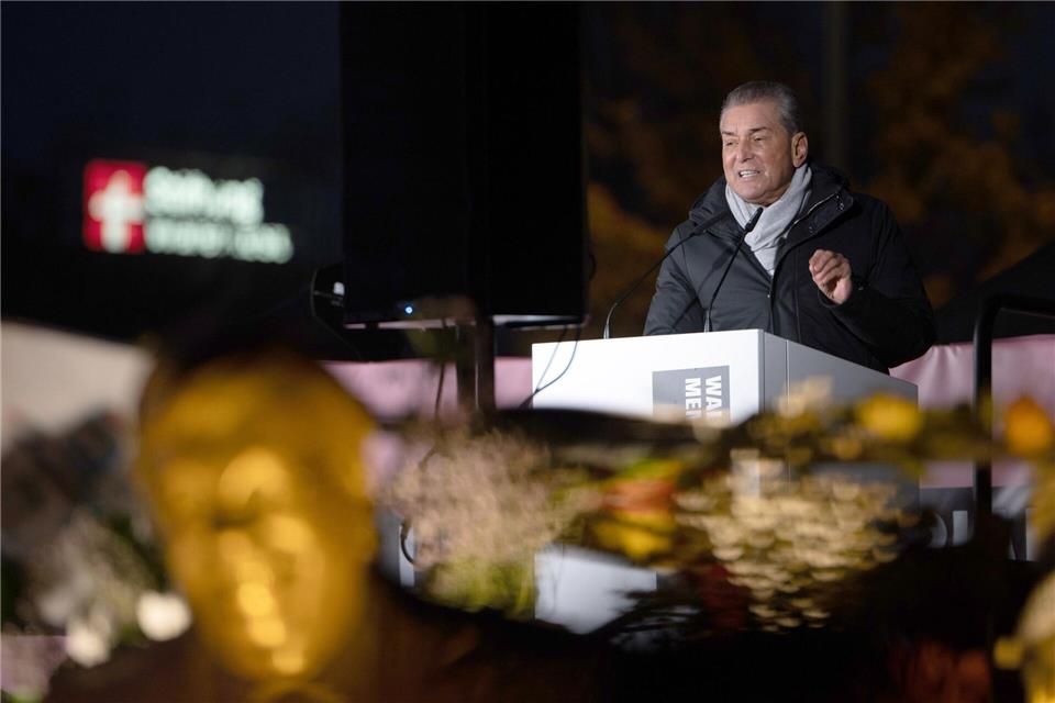 Der Publizist Michel Friedman sprach am Abend bei einer Versammlung des Zentrums für Politische Schönheit an der von ihr aufgestellten Statue Walter Lübckes.Markus Lenhardt/dpa