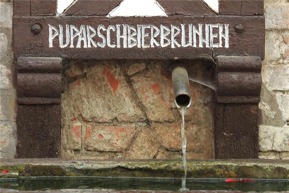 Der „Puparschbierbrunnen“ erinnert an die Tradition des Bierbrauens in Salzwedel. (Archivbild)Jens Wolf/dpa-Zentralbild/dpa