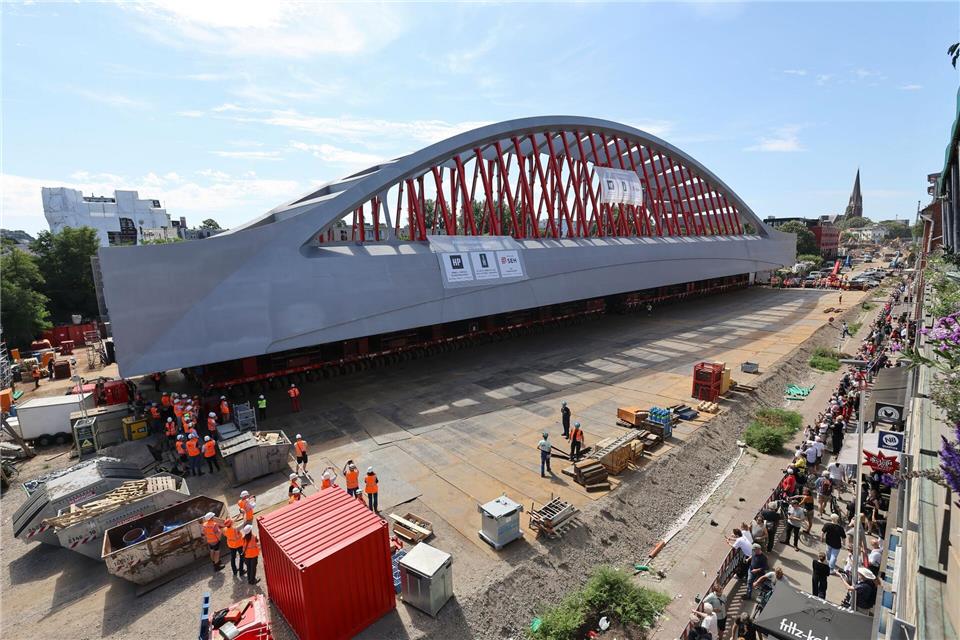 Der Querverschub der neuen Sternbrücke erfolgt.Christian Charisius/dpa