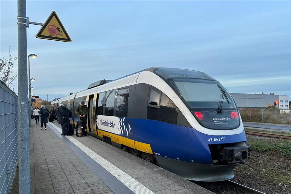 Der RE 14 wird von einer Baustelle ausgebremst.