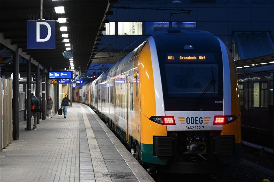 Der RE1 fährt zwischen Magdeburg und Frankfurt (Oder). (Archivbild)Soeren Stache/dpa