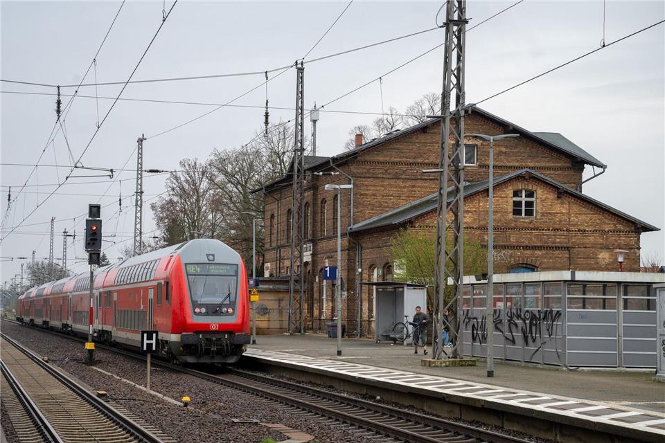 Der RE4 fällt zwischen Falkenberg und Oehna nach einer Zugentgleisung aus. (Symbolbild)Soeren Stache/dpa