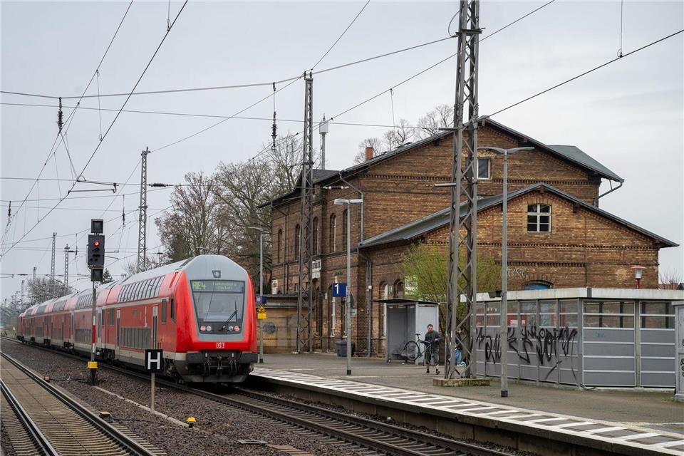 Der RE4 muss sowohl über die Anhalter als auch über die Lehrter Bahn fahren - auf beide Strecken schaut der VBB derzeit mit großer Sorge. (Archivbild)Soeren Stache/dpa