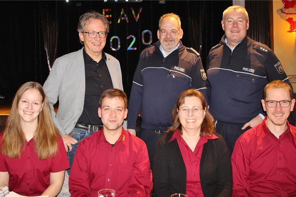 Der RRZ legte die Regeln für den Rosenmontagszug fest (hintere Reihe v. l.): Amtsleiter Markus Büsken, Ingo Walter, Einsatzleiter beim Zug und Wachleiter Borken, sowie Bezirksbeamter Norbert Lukas. Vorne der RRZ-Vorstand (v. li.): Svenja Hörnemann, Thomas Höting, Marion Fortmann und Lars Mehles.