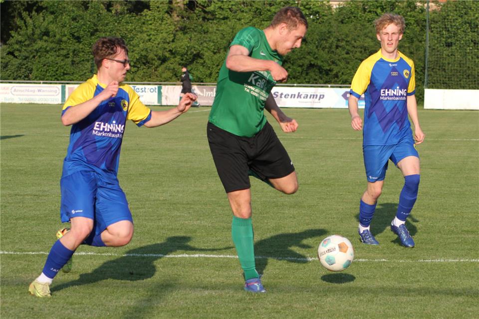 Der RSV Borken (hier mit Aaron Deckers) setzte sich am Freitagabend im Burloer Vennestadion mit 2:0 (0:0) gegen den Lokalrivalen Adler Weseke durch.
