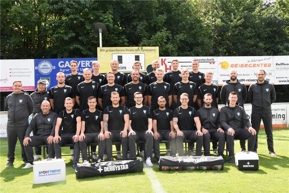 Drei heimische Teams gehen ins Bezirksliga-Rennen Der RSV Borken mit (obere Reihe von links) Björn Seeger, Phil Hüning, Frederik Heinz, David Schulz, Stephan Arnoldussen, Jonas Föcker und Oliver Dings. Mittlere Reihe von links: Betreuer Daniel Franke, Betreuer Marvin Hofer, Lukas Anschlag, Jan Wiese, Tobias Derksen, Aljoscha Kamp, David Reckmann, Lennert-Ole Göke, Mike Peters, Co-Trainer Jan Beckmann und Trainer Dennis Seeger. Untere Reihe von links: Teammanager Thorsten Schulz, Sven Seeger, Nils Kamperschröer, Maik Ewering, Tim Nitsch, Ken Aldur, Merlin Feldhaus, Torwarttrainer Simon Windbrake und Torwarttrainer Michael Spöler. Auf den Foto fehlen: Timo Höing, Rinor Gosalci, Felix Niehaves, Lukas Tenbuß und Phil Wienecke.