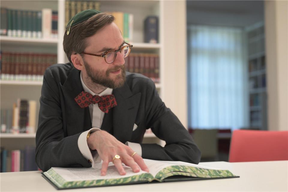Der Rabbiner Levi Israel Ufferfilges las in der Remigius-Bücherei aus seinem Buch.