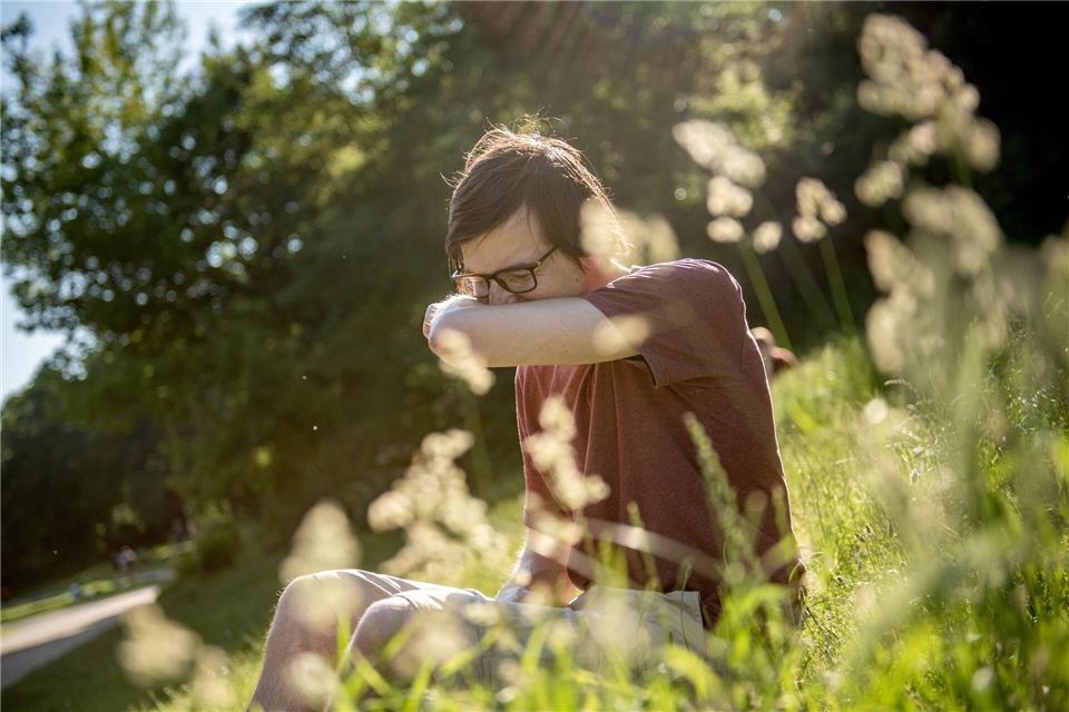 Der Rachen kribbelt, die Nase läuft, die Augen jucken: Wer Heuschnupfen hat, kann den Frühling nicht so gut genießen. picture alliance/dpa/dpa-tmn