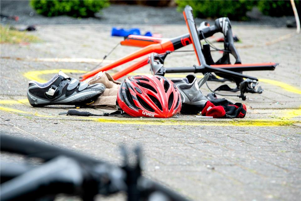 Der Radfahrer stürzte und erlitt schwere Verletzungen am Kopf und Becken. (Symbolbild)Hauke-Christian Dittrich/dpa