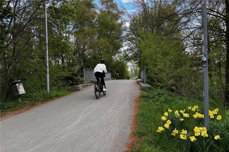 Der Radschnellweg soll etwa zur Hälfte über die alte Bahntrasse Borken geführt werden. Wie hier bei der Überquerung der Borkener Aa werden engere Abschnitte bei der Planung in Kauf genommen.